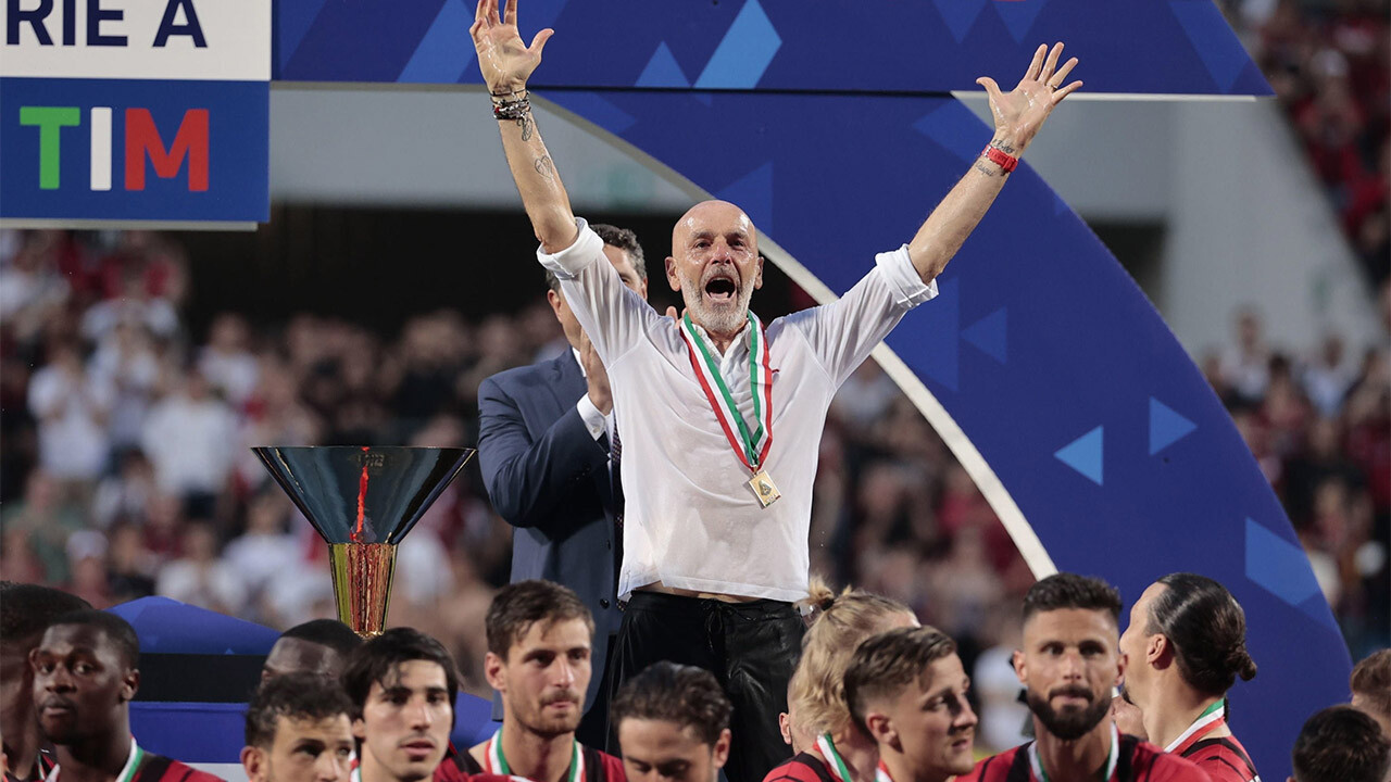 Milan Teknik Direktörü, Şampiyonluk Kutlamalarında Madalyasını Çaldırdı: Seria A Lig Yönetimi&#039;nden Cevap Gecikmedi