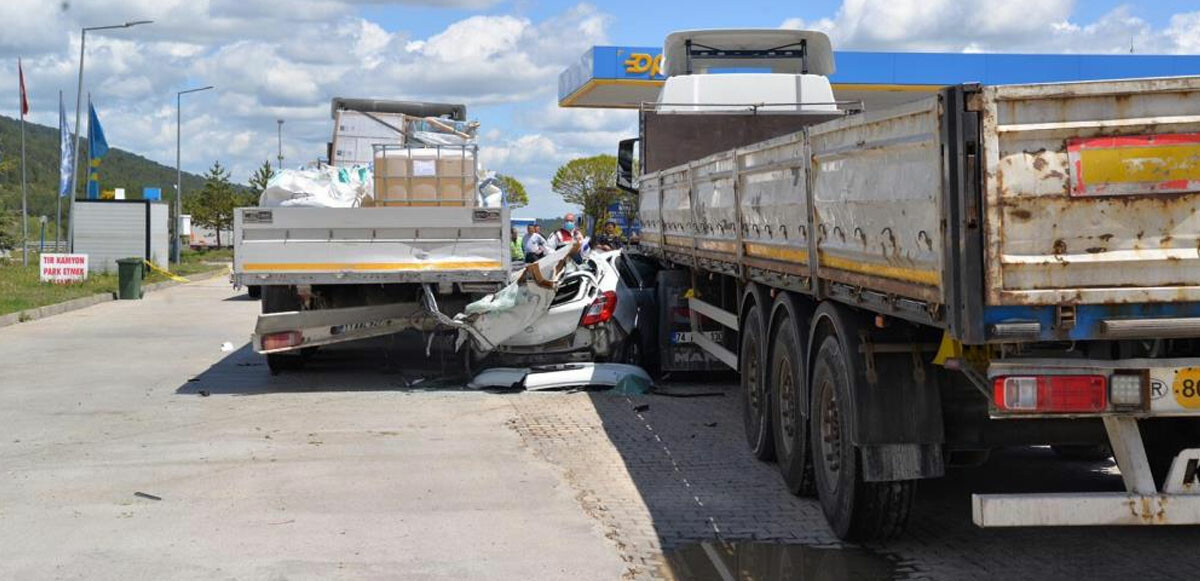 Dinlenme tesisine girerken park halindeki tırlara çarptı: 3 ölü, 1 yaralı