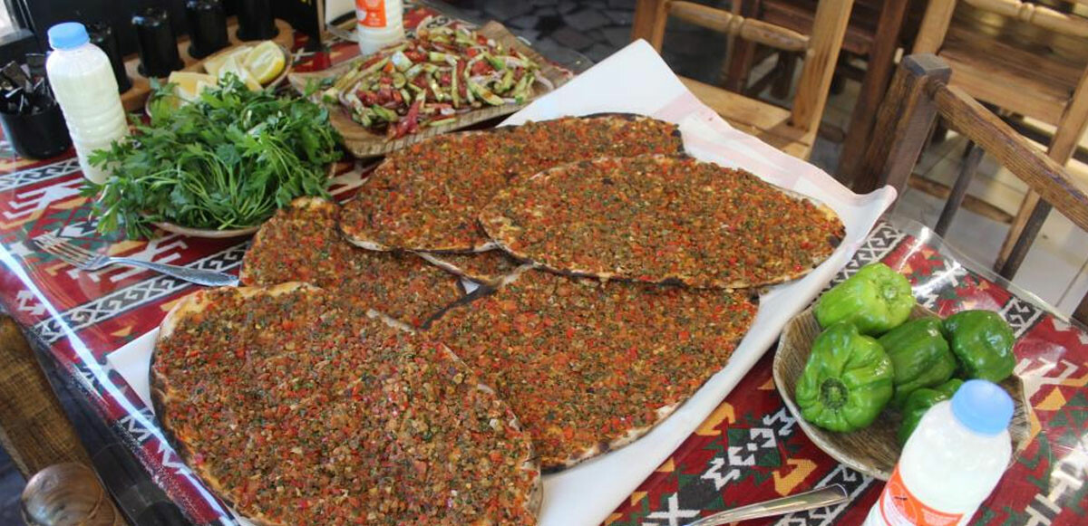 Gaziantep lahmacununun lezzet sırlarını anlatan usta, kuyruk yağının yoğun bir lezzet verdiğini söyledi.