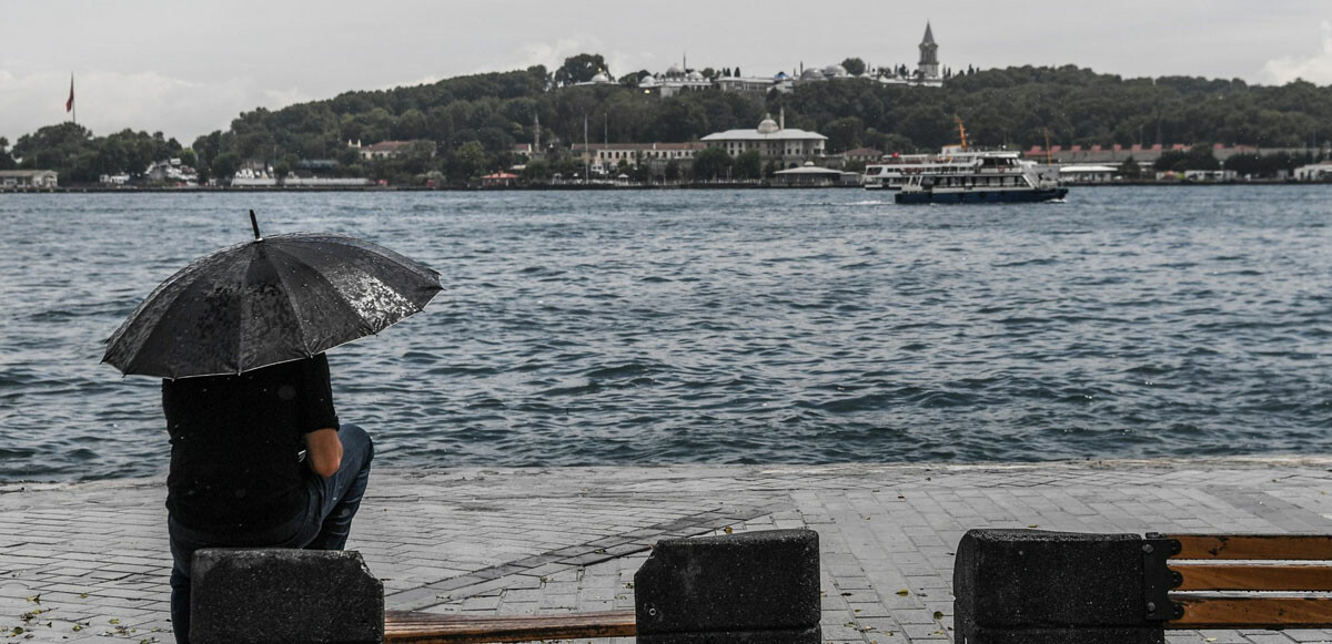 Pazar günü için birçok ilde yüksek sıcaklık uyarısı veren Meteoroloji uzmanları, öğle saatlerinde dışarı çıkılmaması gerektiğini vurguladı.