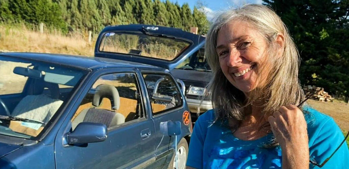 Benzin fiyatlarına kızdı! 63 yaşındaki kadın kendi elektrikli arabasını üretti