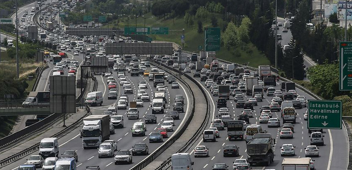 İstanbul&#039;da haftanın ilk günü trafik yoğunluğu: Araçlar adım adım ilerledi