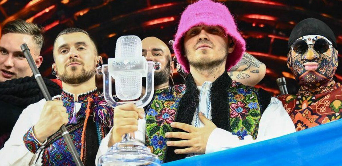 Eurovision’u kazanan Ukraynalı müzik grubu Kalush kupalarını savaşa destek olmak için sattı