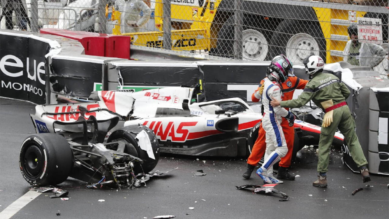 Formula 1 yarışında büyük kaza: Araç ikiye bölündü
