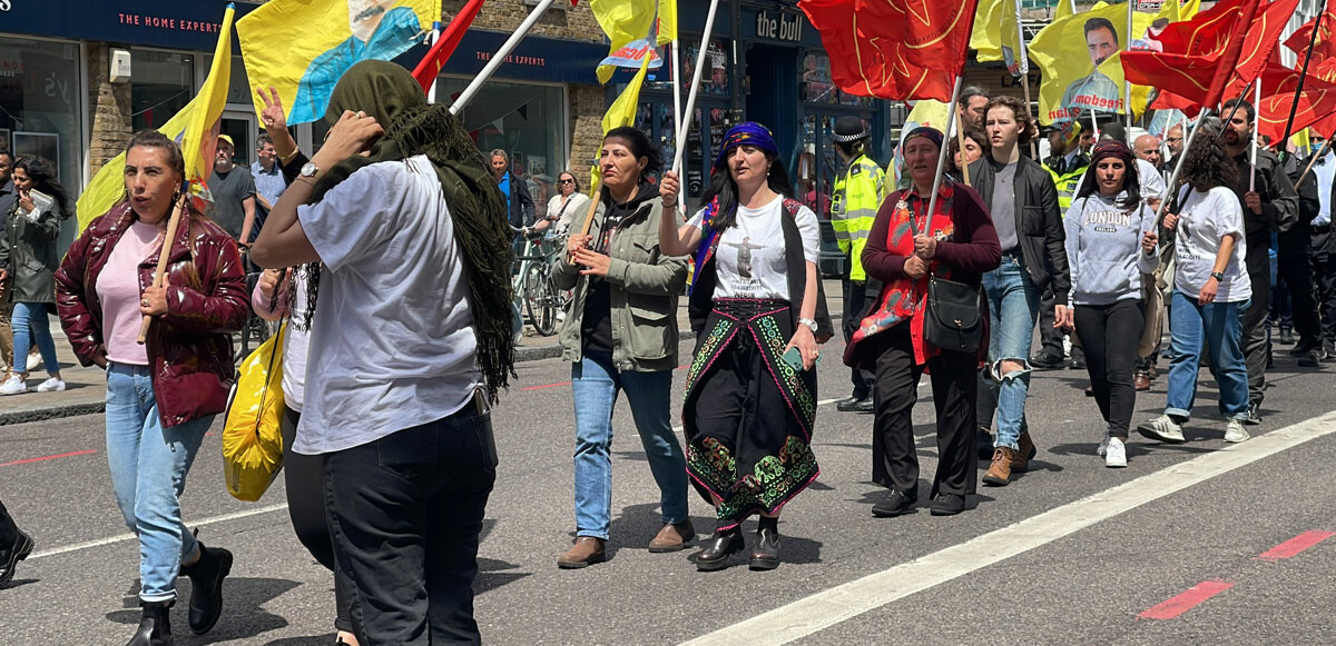 Yürüyüşte terör elebaşı Abdullah Öcalan'ın posterlerinin taşındığı görüldü.