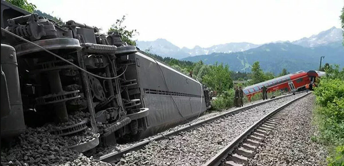 Almanya&#039;da tren raydan çıktı: 3 kişi öldü 60 kişi yaralandı