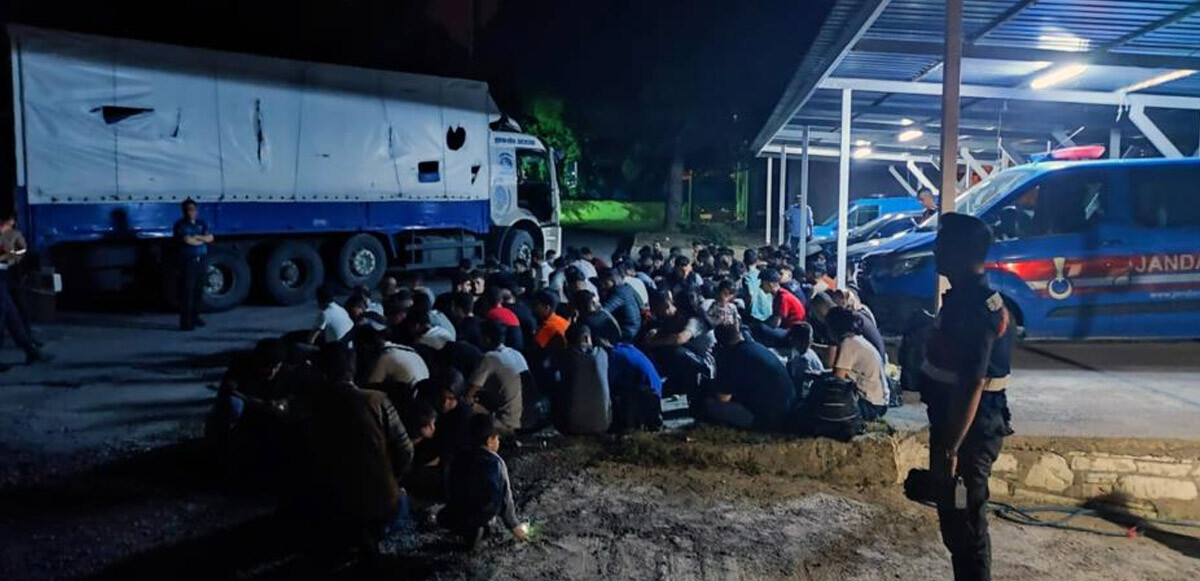 Jandarma bile şaşkınlığını gizleyemedi: Kamyon kasasından 111 kaçak göçmen çıktı