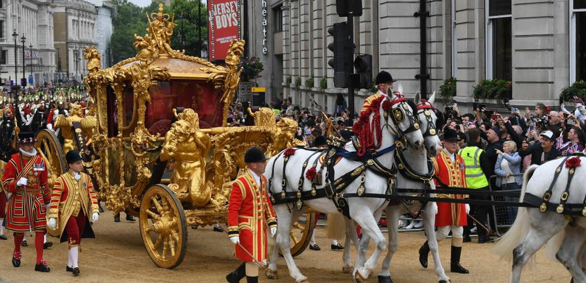 Tören alayı Kraliçe Elizabeth’in 1953’te taç giyme törenine gittiği benzer bir yolu izledi.