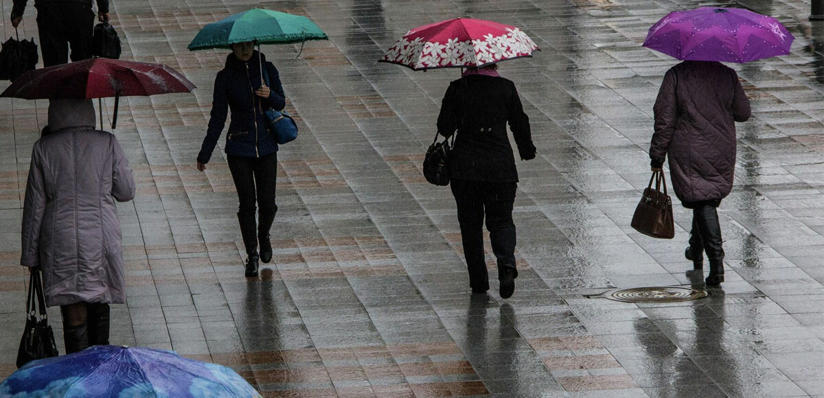 Kuvvetli ve sağanak yağışların hafta boyu devam edeceğini kaydeden Meteoroloji yetkilileri, hava sıcaklığında önemli bir değişiklik olmayacağını kaydetti.