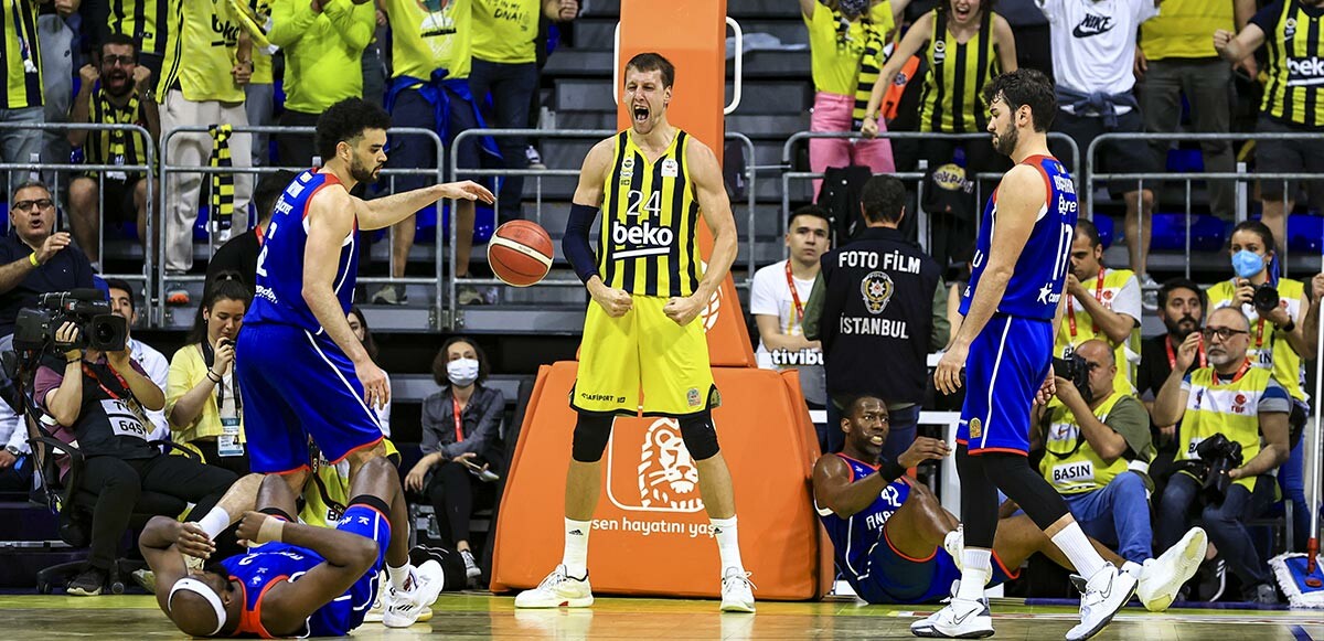 Anadolu Efes&#039;i deviren Fenerbahçe Beko seride öne geçti