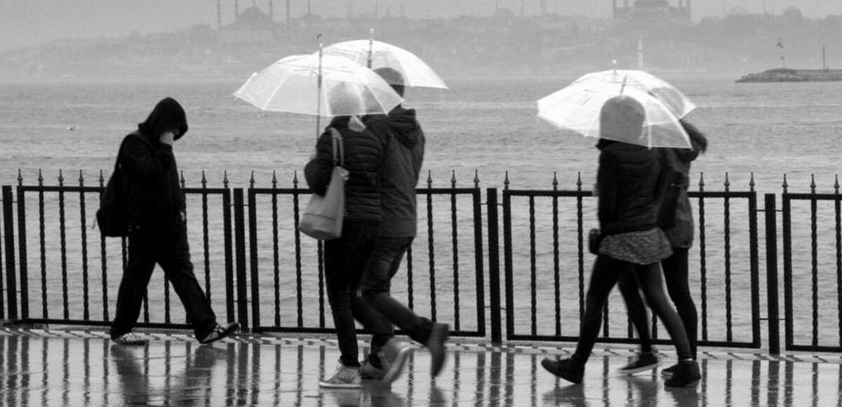 Tüm bölgelerde görülmesi beklenen yağış, İstanbul ve Ankara başta olmak üzere birçok kentte sıcaklık düşüşüne neden olacak.