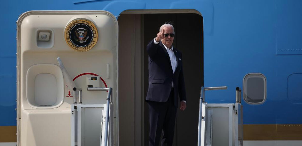 Biden'ın konvoyunun geçtiği bölgelerde birçok gösterici ABD Başkanı'nı protesto etti.