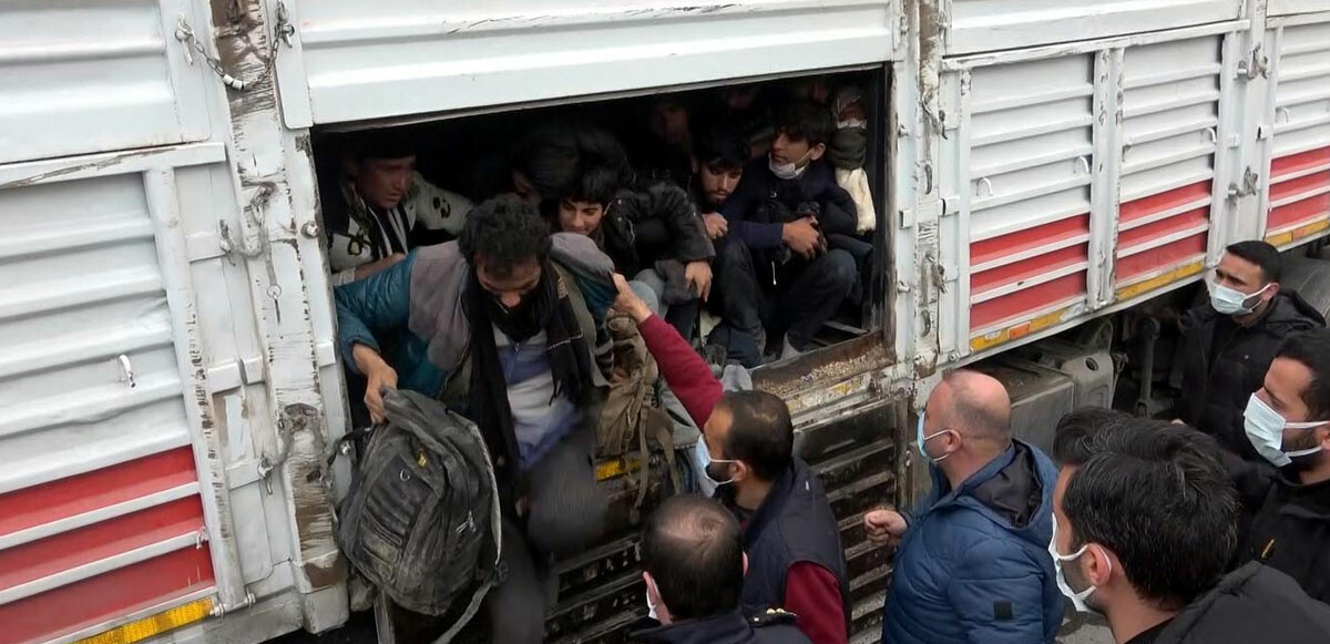 Son dakika: İçişleri&#039;nden kaçak göçmenlere karşı yeni önlem: Tırlara kamera, taksilere belge