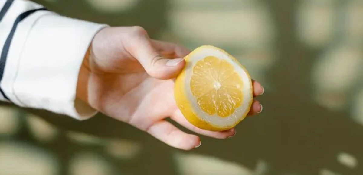 Dirseklere limon sürmenin öyle bir etkisi var ki çok şaşıracaksınız! Can sıkan bu durum limonla 1 haftada yok oluyor