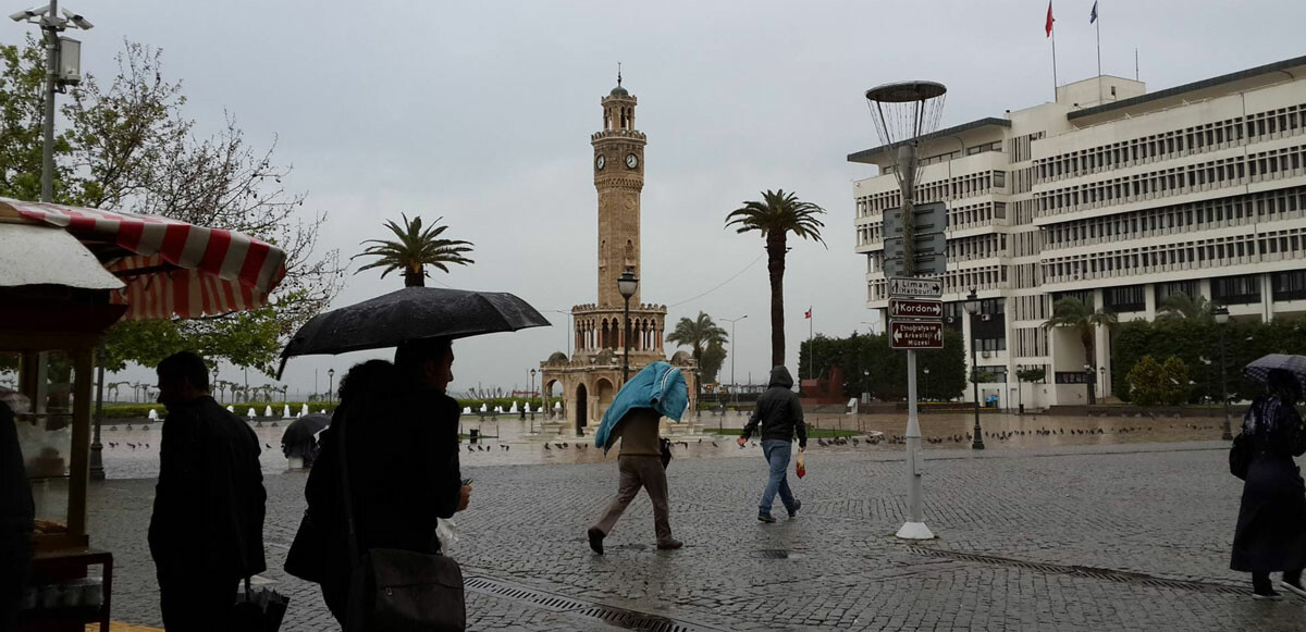 İzmir’de gök yere indi: Şiddetli yağmur ve fırtına Ege’nin incisini salladı