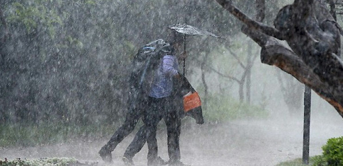 Meteoroloji yetkilileri, bugün kuvvetli sağanağın yanı sıra fırtınanın da etkili olacağını ve rüzgarın hızının bazı bölgelerde 80 km'yi bulacağını kaydetti.