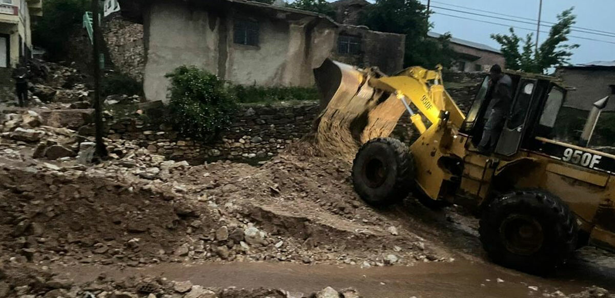 İlçenin bazı bölgelerinde yoğun yağış sonrası sel oluştu.