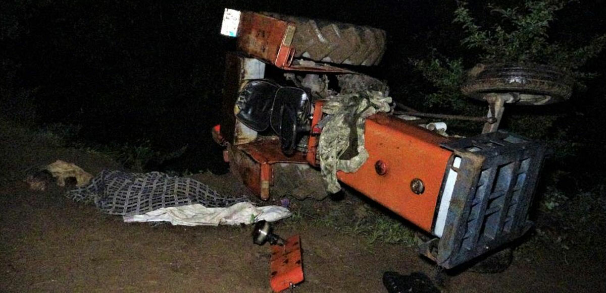 Kayganlaşan toprak zeminli yol kurtarma ekiplerinin işini zorlaştırdı.