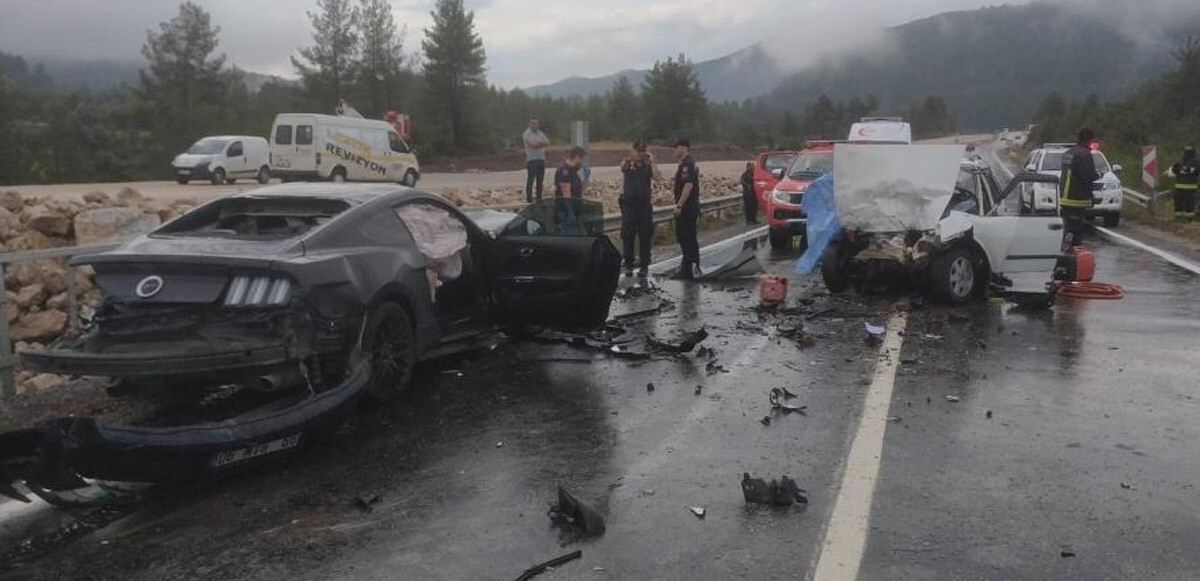 Antalya&#039;da feci kaza! Otomobiller kafa kafaya girdi: 1 ölü, 3 yaralı