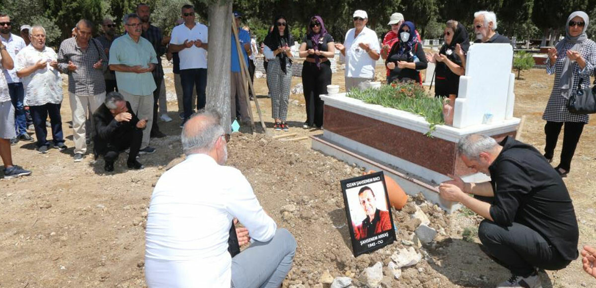 Akkaş’ın cenazesi, geçen yıl kanser hastalığına yenik düşen kızının kabrinin yanı başına defnedildi.