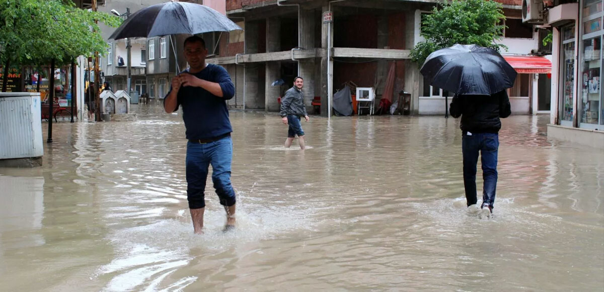 Meteoroloji’den yeni sel alarmı: Son yağışlara dikkat! Uzmanlar il il uyarıp saat verdi