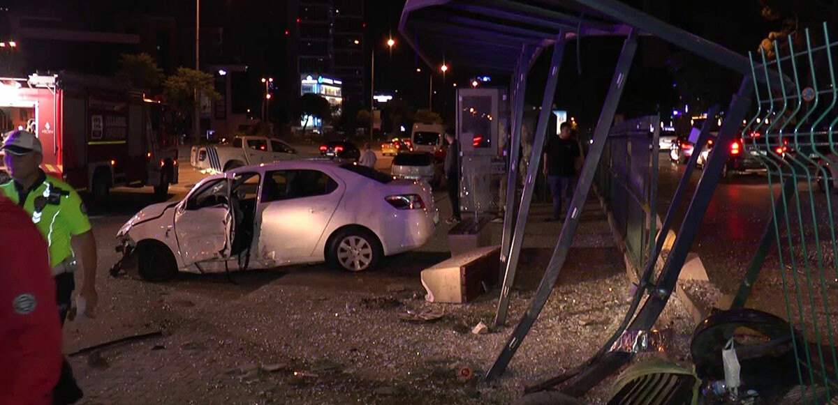Kadıköy’de makas atan sürücü kazaya sebep oldu! Otomobil otobüs durağına daldı