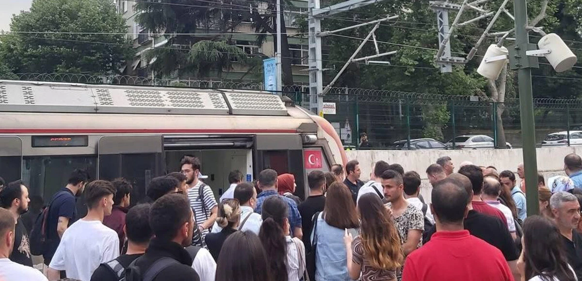 Marmaray'da raylara atlayan genç hayatını kaybetti