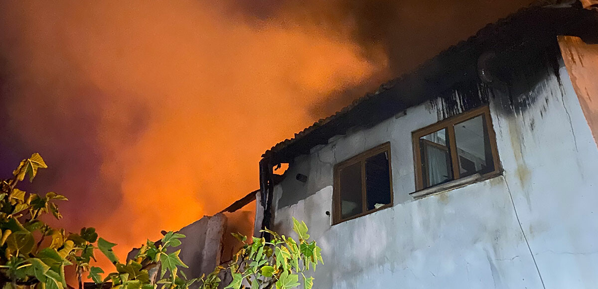 Bursa’da tekstil atölyesinde yangın çıktı! 2 ev kül oldu