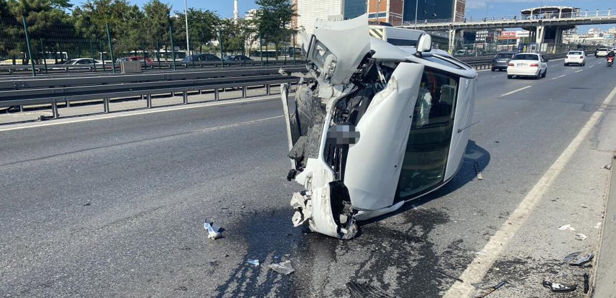 Haramidere E-5’te feci kaza: Takla atan araç direğe çarptı