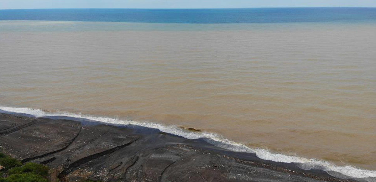 Karadeniz’in rengi değişti, görüntü şaşkına çevirdi