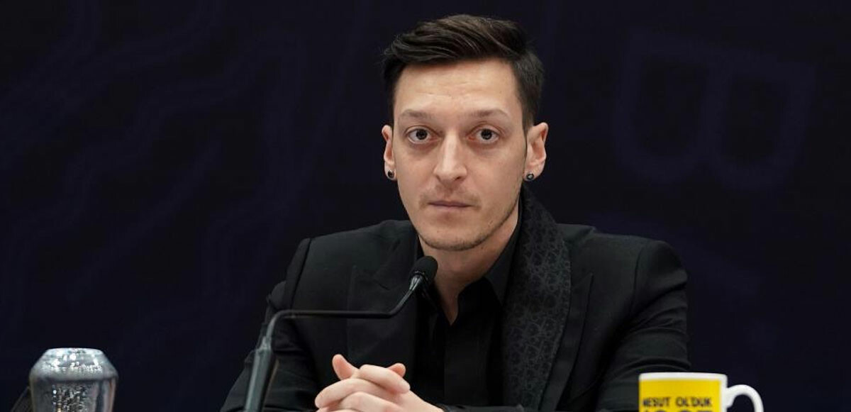 Mesut Özil 'Fenerbahçe'yi bıraktı' iddialarına cevap verdi