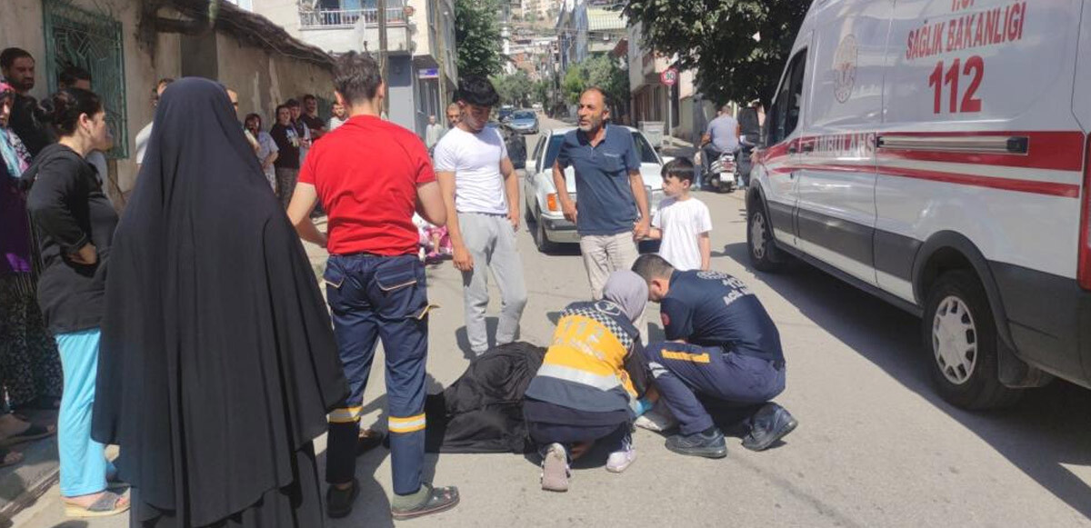 Eşi ve çocuğunun gözü önünde otomobil çarptı