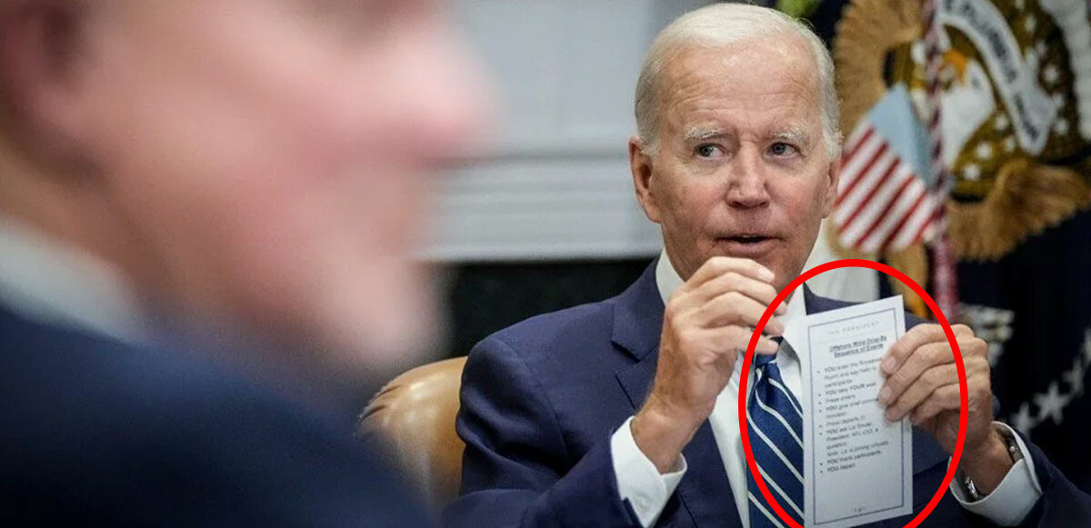 Gaflarıyla konuşulan ABD Başkanı Joe Biden &#039;talimat listesi&#039;yle yakalandı