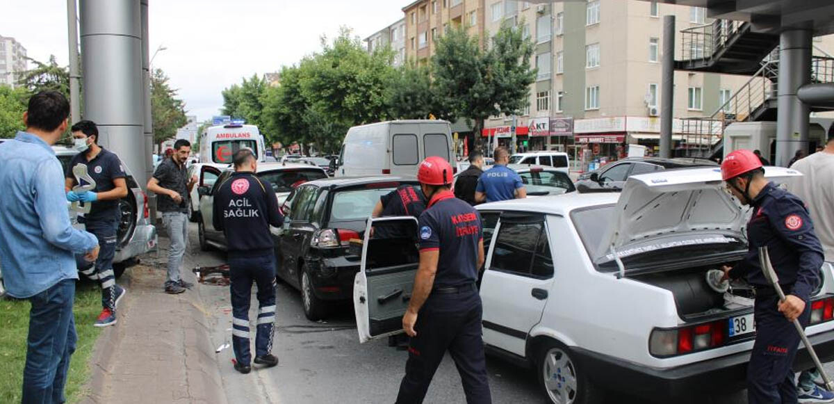 Zincirleme kazada 9 araç birbirine girdi! Çarpmanın etkisiyle bir araç refüje uçtu