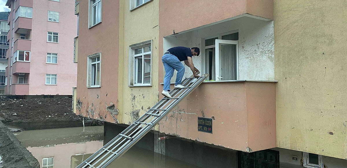 Selin vurduğu Kastamonu&#039;da vatandaşlar çözümü buldu! Evlerine girmek için köprü yaptı