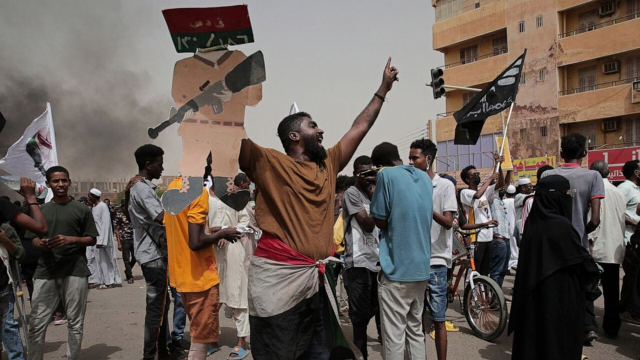 Sudan&#039;da gergin anlar: Büyük protesto öncesi internet ve telefon hatları kesildi