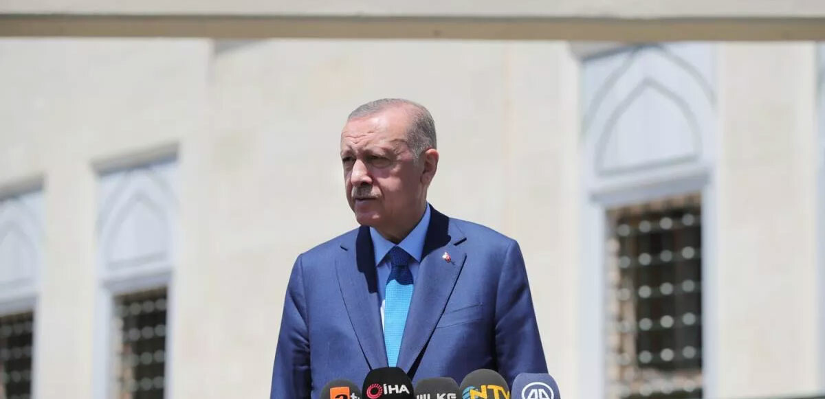 Son dakika! Cumhurbaşkanı Erdoğan Cuma namazı çıkışı soruları cevapladı, Yunanistan&#039;a net mesaj verdi: Böyle giderse gerekeni yapacağız