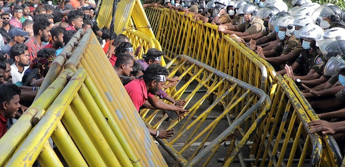 Sri Lanka&#039;da eylemler sürüyor! Sokağa çıkma yasağı kaldırıldı, protestocular devlet başkanlığı binasını bastı!