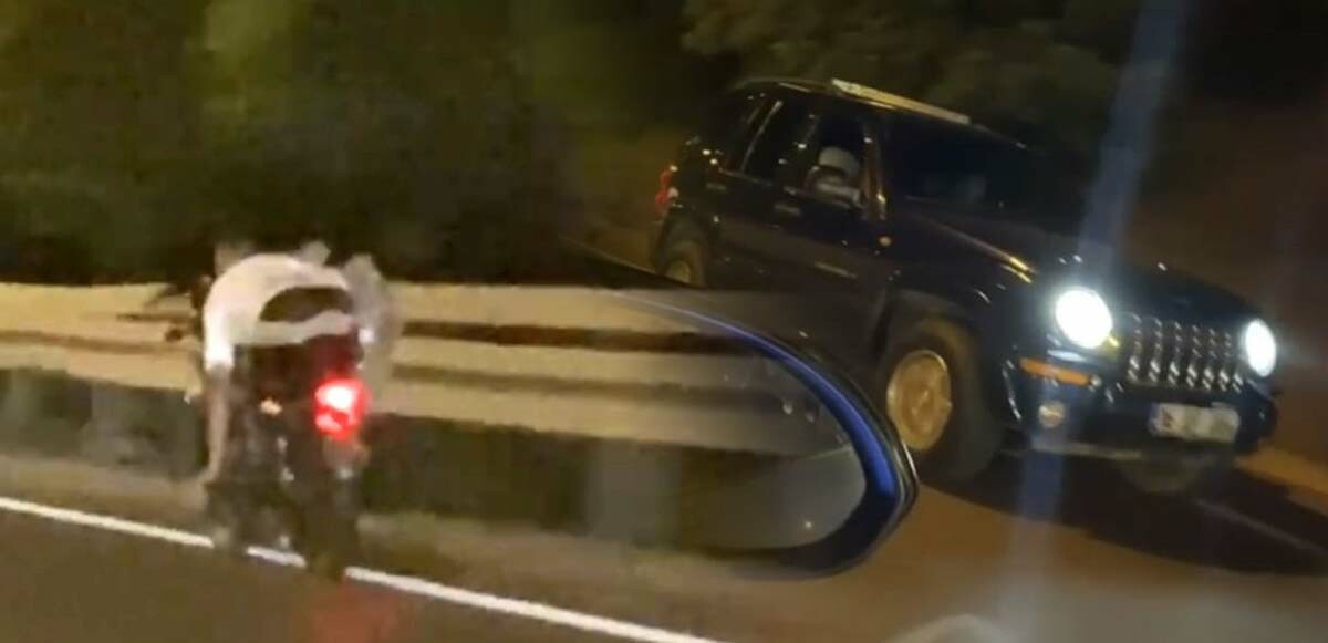 Trafik magandaları boş durmadı! Biri geri geri sürdü, diğeri motosikletin üzerine uzanarak gitti