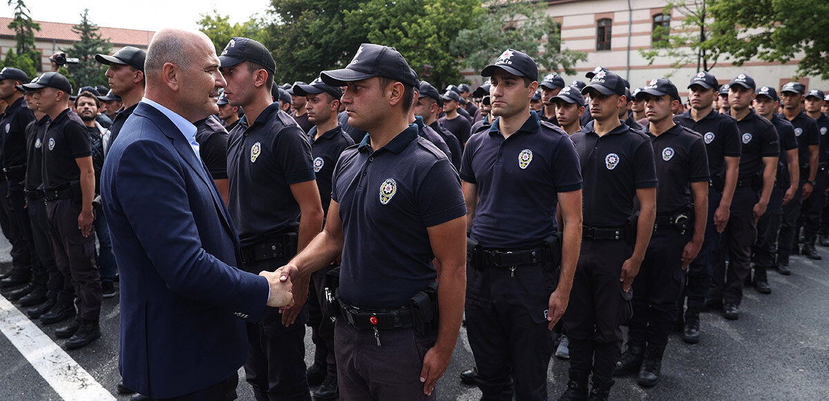 İçişleri Bakanı Soylu, çevik kuvvet polisleriyle bayramlaştı