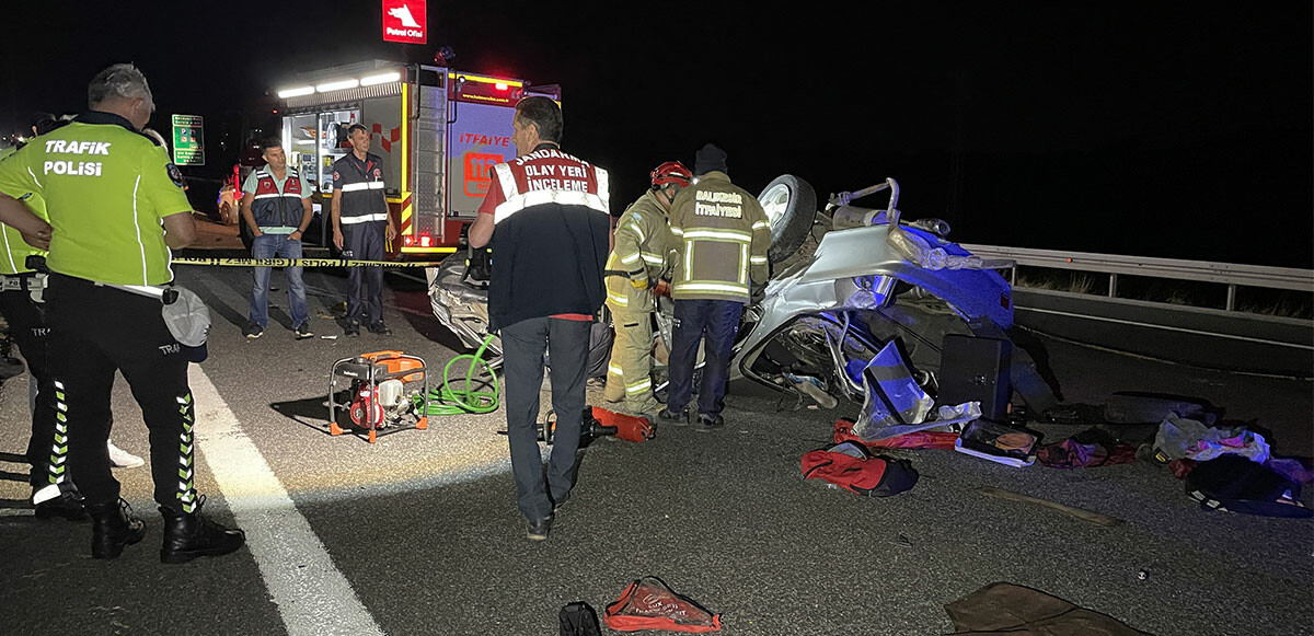 Bariyerlere çarpan otomobil karşı şeride geçerek devrildi! 3 kişi hayatını kaybetti