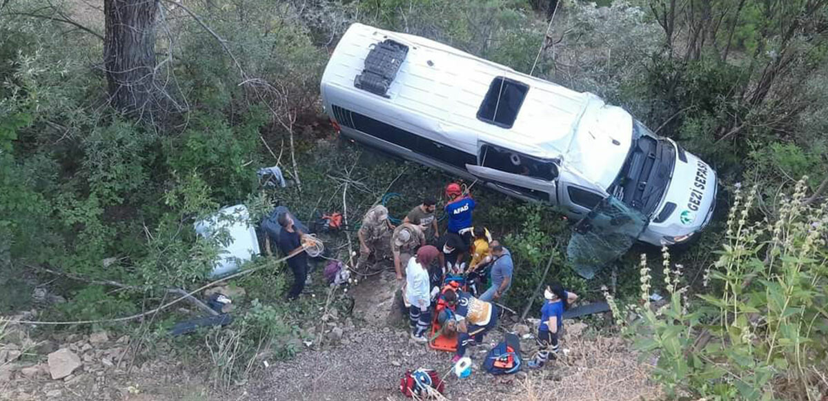 Tunceli’de tur minibüsü uçuruma yuvarlandı