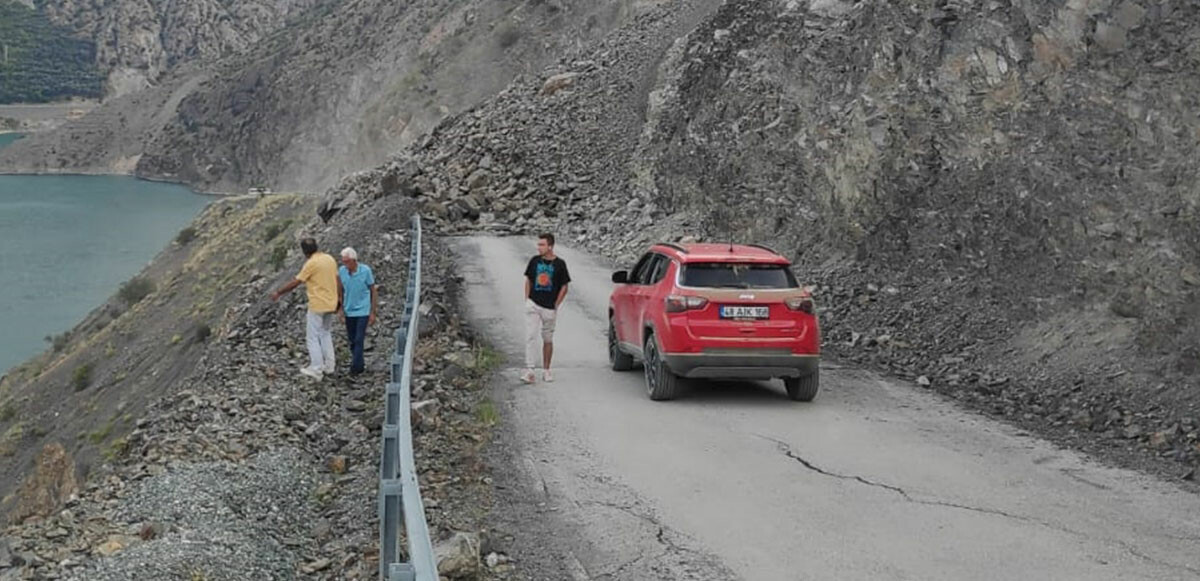 Artvin’de heyelan! Köy yolu ulaşıma kapandı