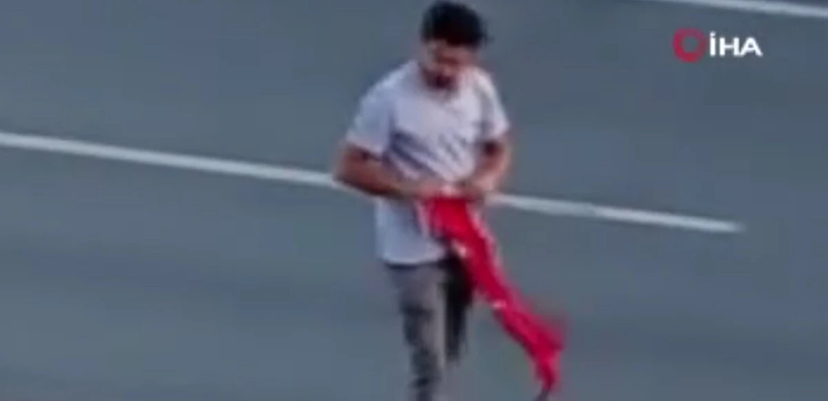 Canını hiçe saydı! Türk bayrağını otoyolda yerden kaldırdı