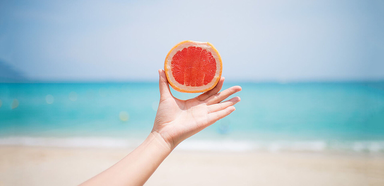 Güneşlenirken plajda bu besinleri tüketmek, kansere davetiye: İşte zararı ikiye katlayan gıdalar