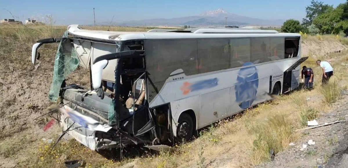 Kayseri&#039;de yolcu otobüsü şarampole uçtu: 1&#039;i ağır 17 yaralı