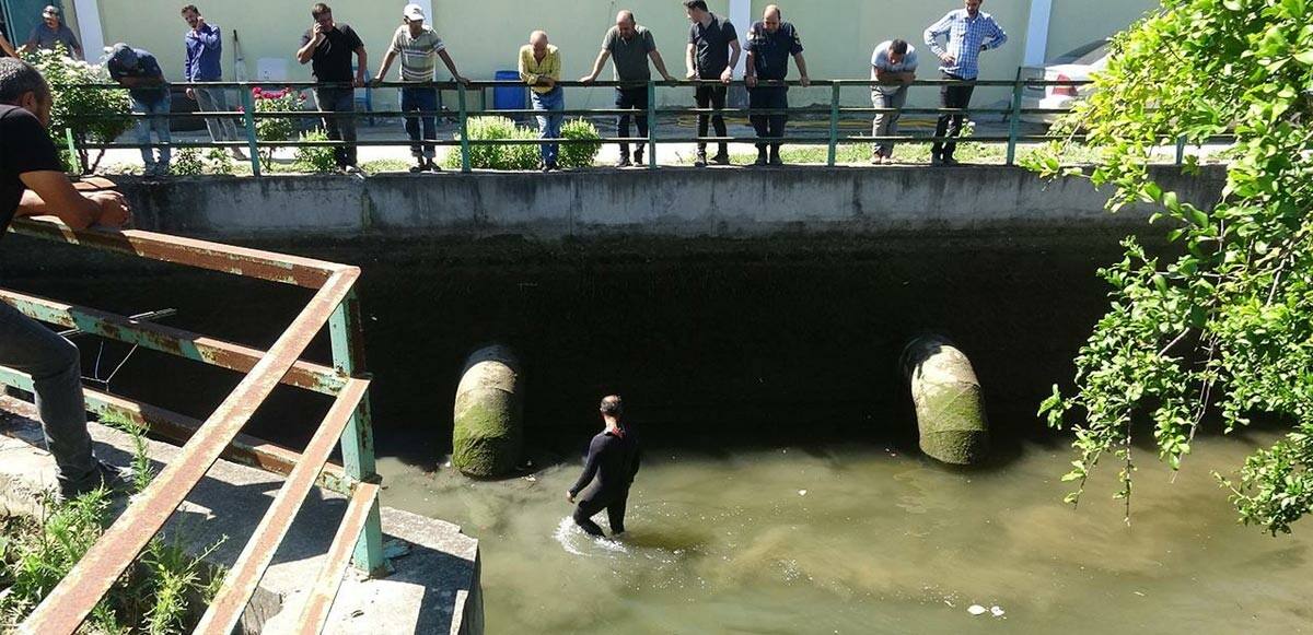 Kanala düşen oğlunu kurtarmak için suya atlayan baba boğularak can verdi