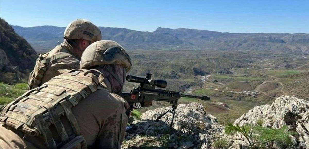 Son dakika! Teröristleri hendeklere gömmeye devam: 25 PKK/YPG&#039;li öldürüldü