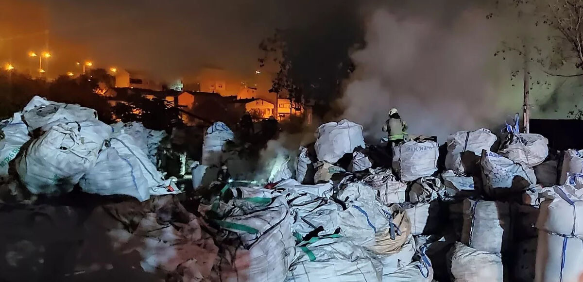 Son dakika! İstanbul&#039;da geri dönüşüm fabrikasında korkutan yangın