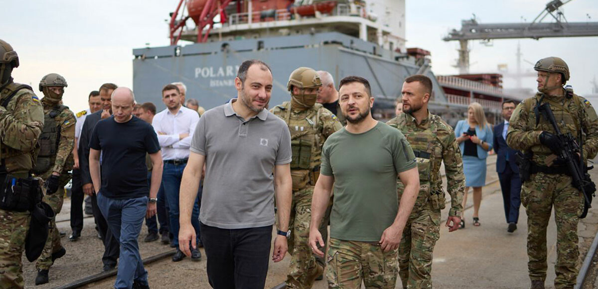 Ukrayna Devlet Başkanı Zelenski, Türk gemisinin önünde ‘tahıl koridoru&#039; mesajı verdi: Biz hazırız, sinyal bekliyoruz